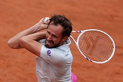 Кафельников связал вылет Медведева с &laquo;Ролан Гаррос&raquo; с финансовым благополучием