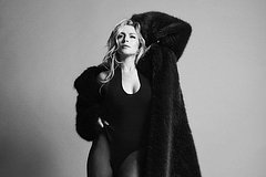 Линдси Лохан отказалась от штанов в фотосессии для журнала