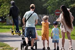 Многодетным семьям предложили выделять по два бесплатных парковочных места