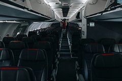 Пассажир избил стюардессу в попытке открыть дверь самолета и избежал пожизненного срока
