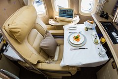 Пассажир самолета пожаловался на скромный ужин в бизнес-классе и прослыл идиотом в сети