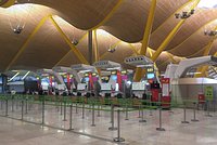 Пассажир самолета упал на пол и забился в судорогах в российском аэропорту