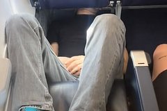 Пассажир самолета заснул во время полета в опасной для жизни позе и был высмеян в сети