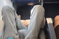 Пассажирка пронесла в самолет целую курицу гриль и нарвалась на гнев в сети