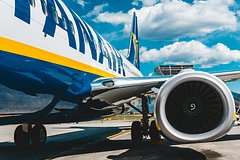 Пассажиры оказались заперты в самолете после поступившего сигнала о бомбе на борту