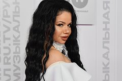 Певица Бьянка снялась топлес после пластики