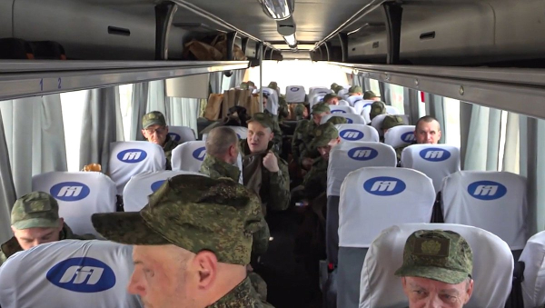 Россия и Украина начали самый масштабный обмен пленными за всю спецоперацию. Москва вернула 270 военных и десятки гражданских