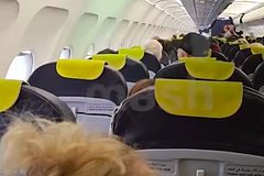 Россиян на пять часов закрыли в самолете без еды и воды по пути из Египта
