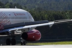 Самолет Superjet 100 с россиянами на борту резко прервал рейс из-за поломки