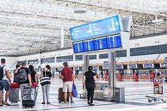 Сотни россиян отметили День Победы в аэропорту Антальи