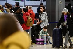Сотни туристов застряли в аэропортах Екатеринбурга и Шарм-эш-Шейха из-за поломки самолета