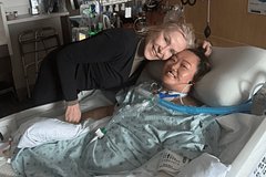 Стюардесса лишилась обеих ног и руки из-за распространенной инфекции