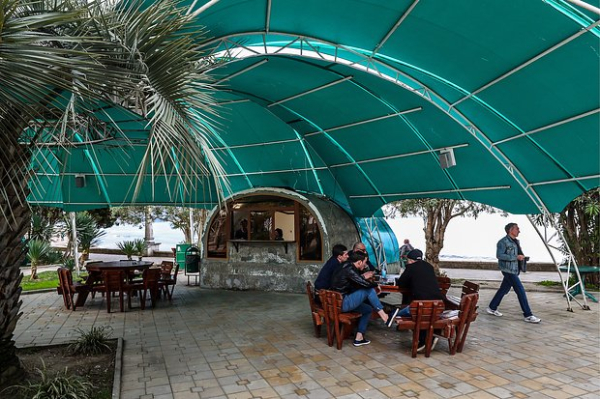 &laquo;Такой отдых сложно найти где-то еще&raquo; Чистое море, дешевое вино и советский дух. Почему Абхазия стала настоящим раем для россиян?