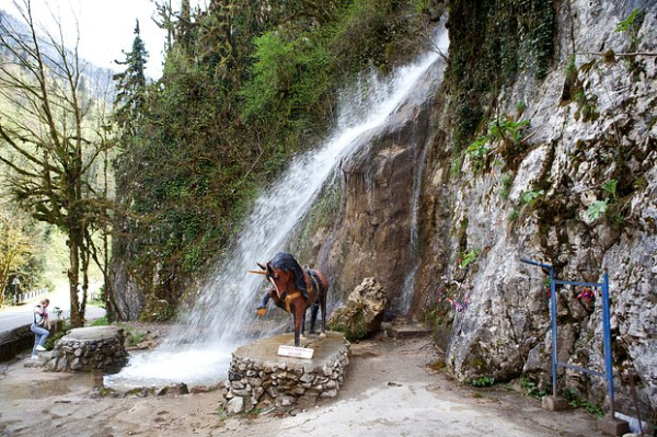 &laquo;Такой отдых сложно найти где-то еще&raquo; Чистое море, дешевое вино и советский дух. Почему Абхазия стала настоящим раем для россиян?