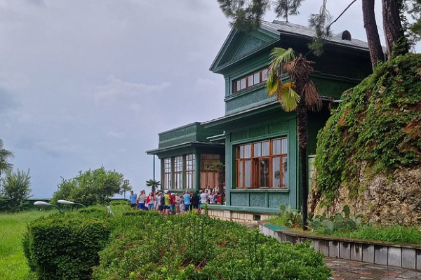 &laquo;Такой отдых сложно найти где-то еще&raquo; Чистое море, дешевое вино и советский дух. Почему Абхазия стала настоящим раем для россиян?