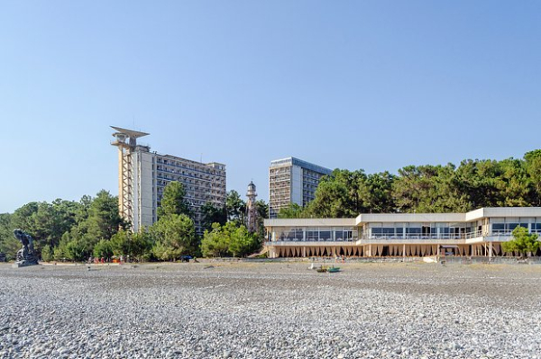 &laquo;Такой отдых сложно найти где-то еще&raquo; Чистое море, дешевое вино и советский дух. Почему Абхазия стала настоящим раем для россиян?