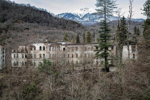 &laquo;Такой отдых сложно найти где-то еще&raquo; Чистое море, дешевое вино и советский дух. Почему Абхазия стала настоящим раем для россиян?