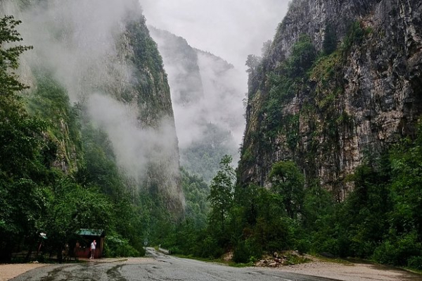 &laquo;Такой отдых сложно найти где-то еще&raquo; Чистое море, дешевое вино и советский дух. Почему Абхазия стала настоящим раем для россиян?