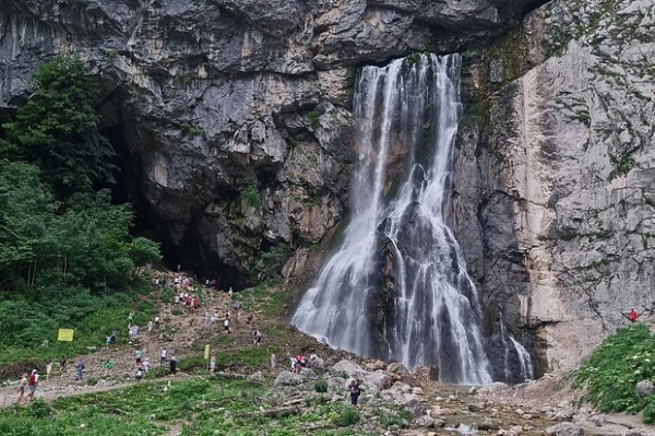 &laquo;Такой отдых сложно найти где-то еще&raquo; Чистое море, дешевое вино и советский дух. Почему Абхазия стала настоящим раем для россиян?