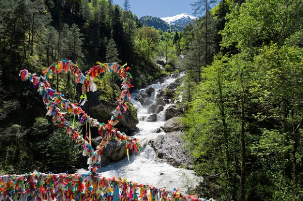 &laquo;Такой отдых сложно найти где-то еще&raquo; Чистое море, дешевое вино и советский дух. Почему Абхазия стала настоящим раем для россиян?