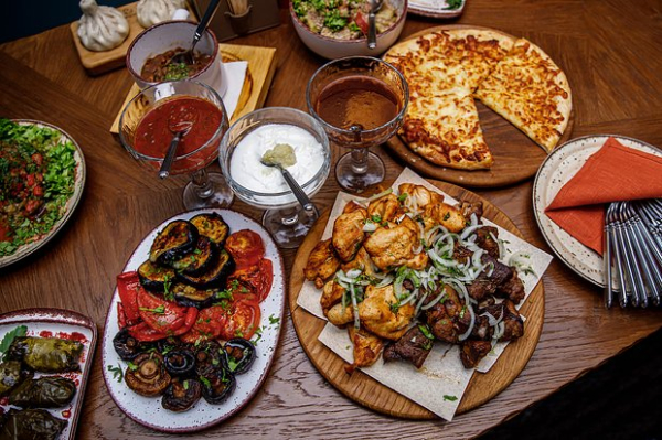 &laquo;Такой отдых сложно найти где-то еще&raquo; Чистое море, дешевое вино и советский дух. Почему Абхазия стала настоящим раем для россиян?