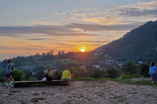 &laquo;Такой отдых сложно найти где-то еще&raquo; Чистое море, дешевое вино и советский дух. Почему Абхазия стала настоящим раем для россиян?