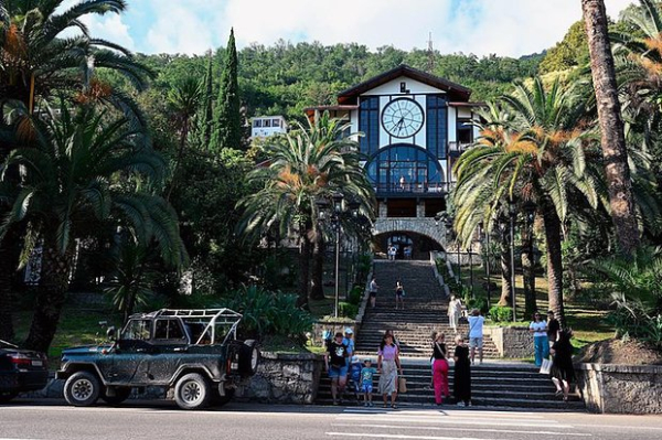 &laquo;Такой отдых сложно найти где-то еще&raquo; Чистое море, дешевое вино и советский дух. Почему Абхазия стала настоящим раем для россиян?