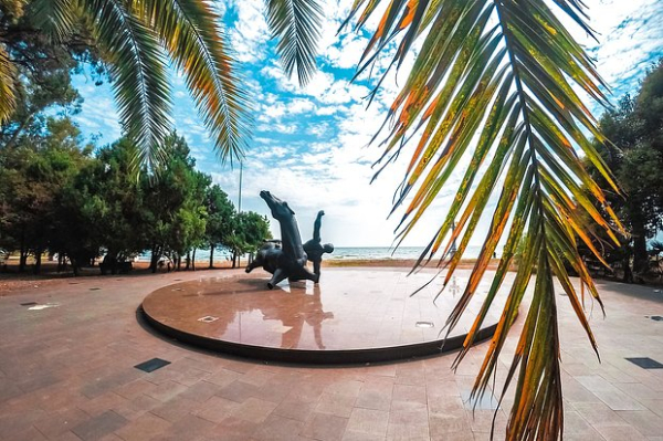 &laquo;Такой отдых сложно найти где-то еще&raquo; Чистое море, дешевое вино и советский дух. Почему Абхазия стала настоящим раем для россиян?