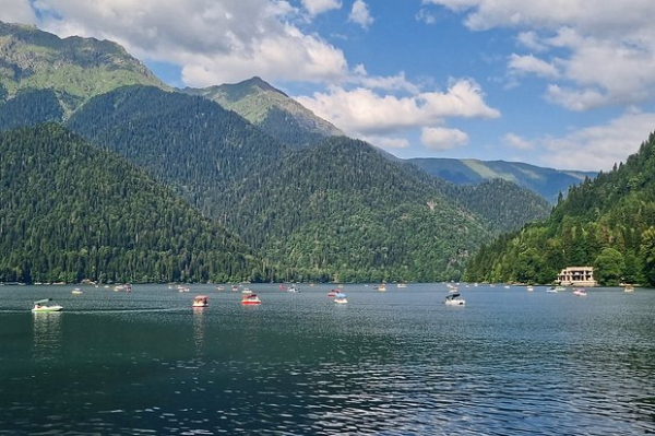 &laquo;Такой отдых сложно найти где-то еще&raquo; Чистое море, дешевое вино и советский дух. Почему Абхазия стала настоящим раем для россиян?