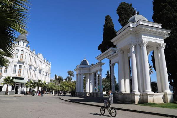 &laquo;Такой отдых сложно найти где-то еще&raquo; Чистое море, дешевое вино и советский дух. Почему Абхазия стала настоящим раем для россиян?