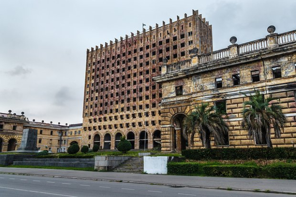 &laquo;Такой отдых сложно найти где-то еще&raquo; Чистое море, дешевое вино и советский дух. Почему Абхазия стала настоящим раем для россиян?