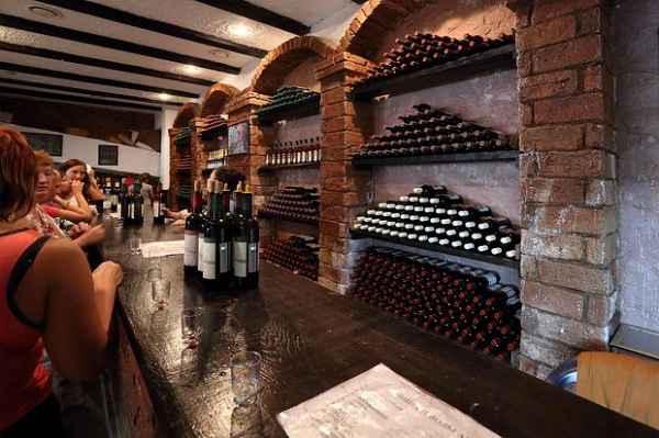 &laquo;Такой отдых сложно найти где-то еще&raquo; Чистое море, дешевое вино и советский дух. Почему Абхазия стала настоящим раем для россиян?