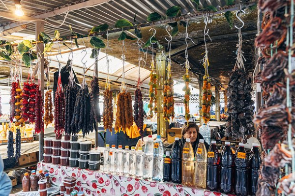 &laquo;Такой отдых сложно найти где-то еще&raquo; Чистое море, дешевое вино и советский дух. Почему Абхазия стала настоящим раем для россиян?