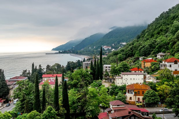 &laquo;Такой отдых сложно найти где-то еще&raquo; Чистое море, дешевое вино и советский дух. Почему Абхазия стала настоящим раем для россиян?