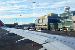 Тринадцать аэропортов России за ночь приостановили полеты