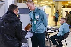 Турист спрятал наличные на спине и оказался под угрозой многомиллионного штрафа