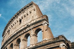 Турист захотел сделать селфи у Колизея и упал спиной на металлический штырь