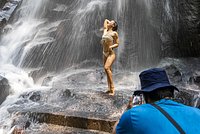 Туристки сняли частную виллу и оказались нагишом в бассейне на глазах чужого мужчины