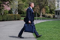 Уолтц покинул пост советника Трампа