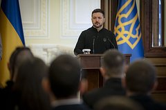 В Европе назвали Зеленского сумасшедшим после его слов о параде Победы