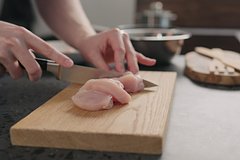 В &laquo;Пятерочке&raquo; в курице &laquo;Петелинка&raquo; нашли сальмонеллу