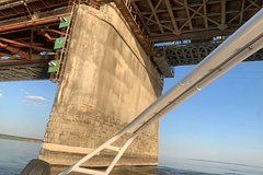 В российском городе теплоход врезался в опору моста