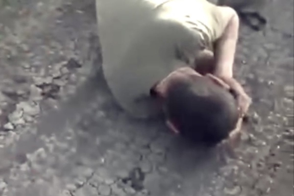 &laquo;Воспитательный процесс&raquo;. Сослуживцы протащили бойца СВО за трос на машине. Его обвинили в попытке сдаться в плен