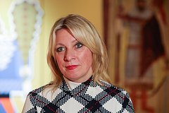 Захарова прокомментировала осквернение флага России в Грузии