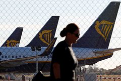 Девять человек пострадали при экстренной посадке самолета во время грозы