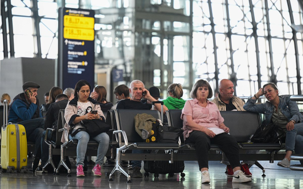 Дроны срывают десятки рейсов в России. Как быть, если застрял в аэропорту, и можно ли вернуть деньги за отмененный рейс?