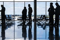 Дроны срывают десятки рейсов в России. Как быть, если застрял в аэропорту, и можно ли вернуть деньги за отмененный рейс?