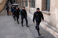 Двое братьев изнасиловали туристку на курорте вечеринок в Европе