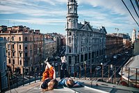 Гид в Петербурге повел туристов на экскурсию по крыше и бросил их на произвол судьбы