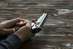 Мужчина несколько раз выстрелил в пенис брату во время ссоры